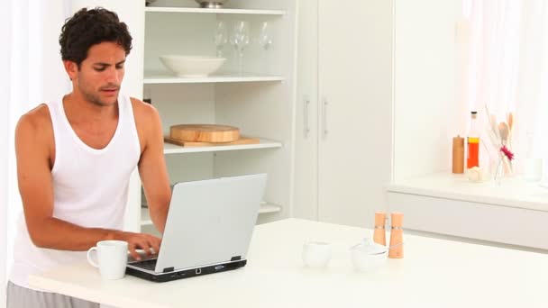 Hombre casual de cabello oscuro bebiendo un café — Vídeos de Stock