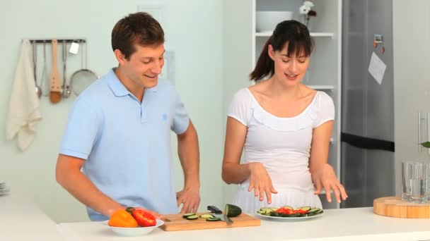 Linda pareja cocinando juntos — Vídeos de Stock