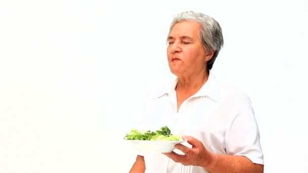 Женщина ест салат — стоковое видео