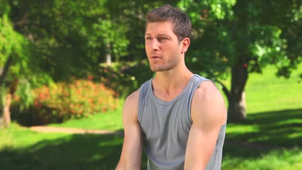 Jóképű férfi szabadban felhasználásával a súlyzók — Stock videók