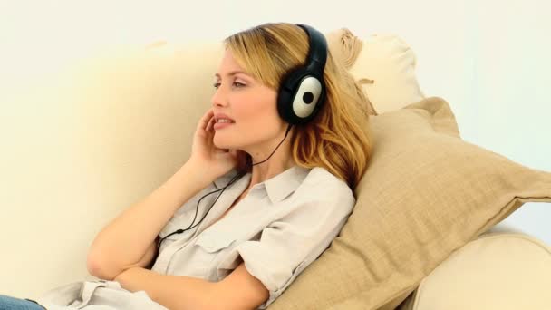 Preciosa mujer escuchando música — Vídeo de stock