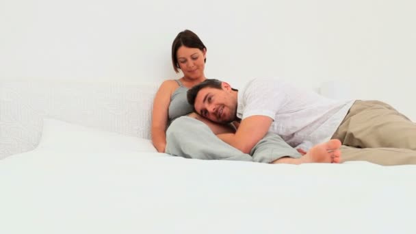 Masculino ouvindo a barriga de sua esposa grávida — Vídeo de Stock