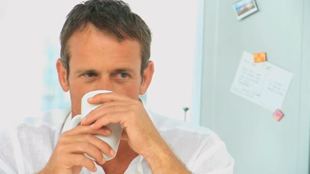 Entspannter Mann trinkt eine Tasse Kaffee — Stockvideo