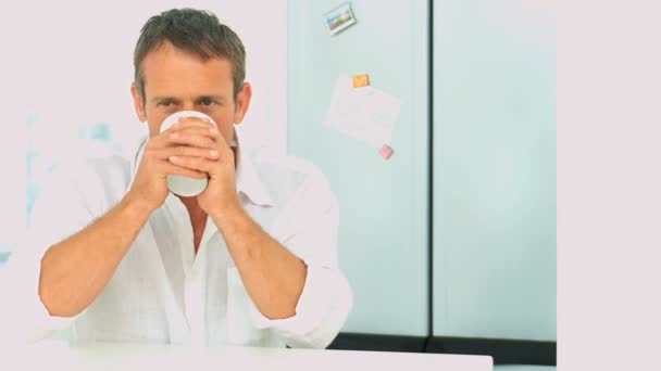 Man drinken een kopje koffie durung de ochtend — Stockvideo