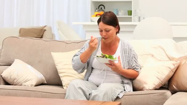 Pregnant woman eating a salad — Stock Video