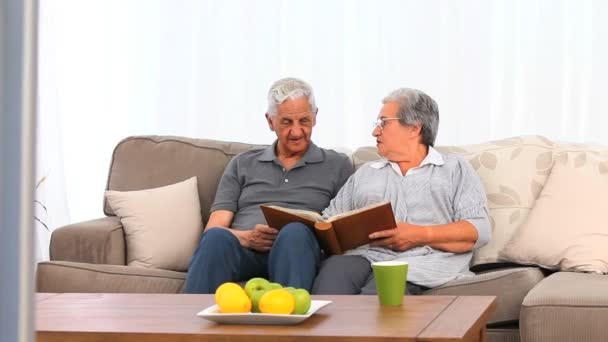 Couple with their photo album — Stock Video