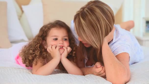 Chica y su abuela acostada en la cama — Vídeos de Stock