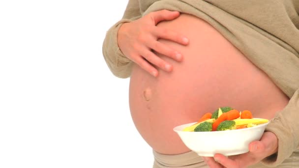 Femme enceinte tenant un bol de légumes verts — Video