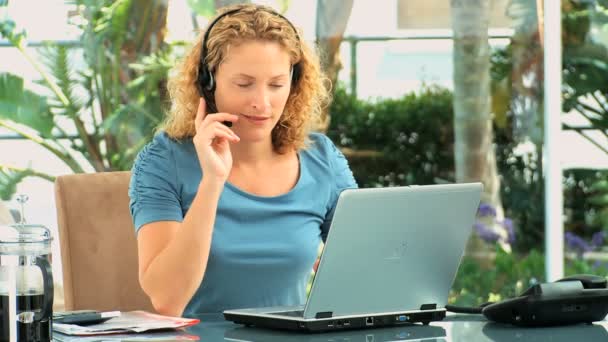 Bouclé blonde femme aux cheveux prendre un appel téléphonique — Video