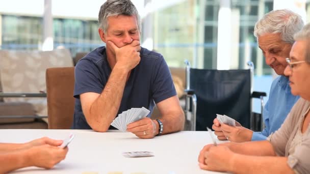 Freunde beim Kartenspielen — Stockvideo