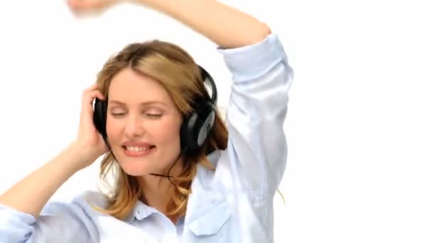 Cute blonde lady dancing with headphones — Stock Video