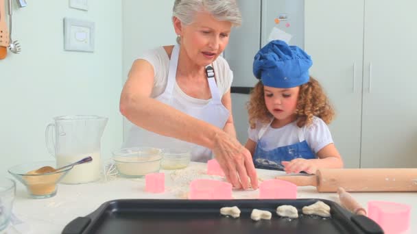 Meisje bakken met haar grootmoeder — Stockvideo