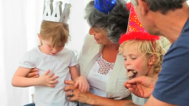 Прекрасная семья ест праздничный торт — стоковое видео