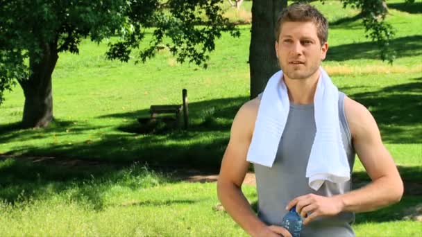 Bonito homem após o exercício — Vídeo de Stock