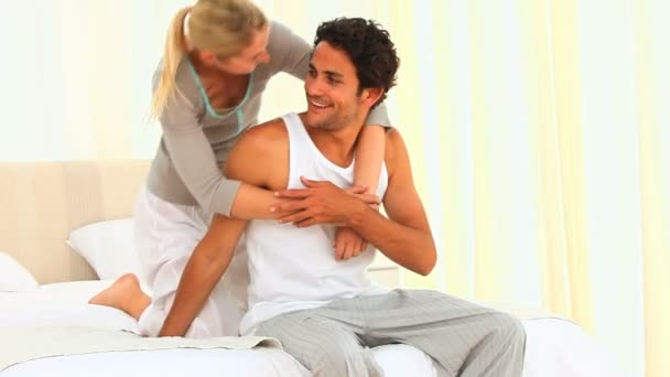 Mujer dando a su novio un abrazo — Vídeos de Stock