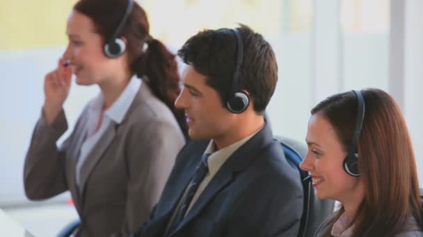 Geschäftsteam in einem Call Center — Stockvideo