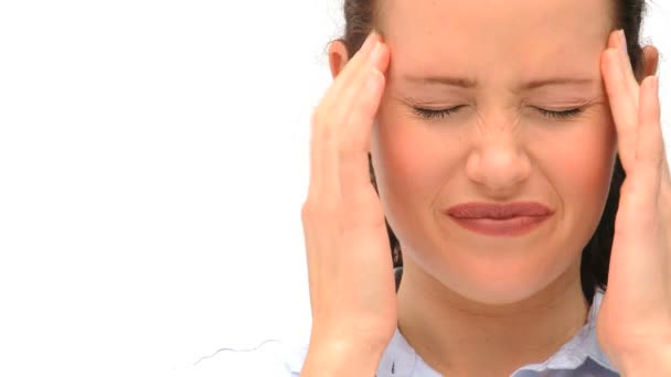 У женщины болит голова. — стоковое видео