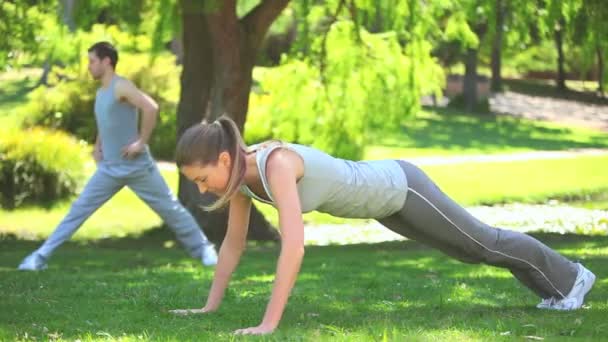 Пара робить вправи для м'язів — стокове відео