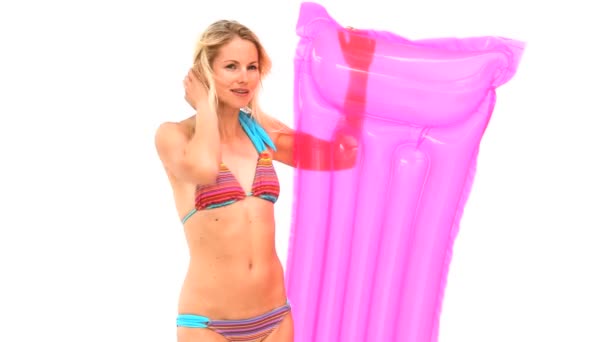 持有充气床垫的泳装的女人 — 图库视频影像