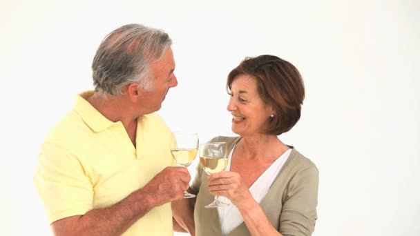 Couple d'âge mûr boire du vin blanc — Video