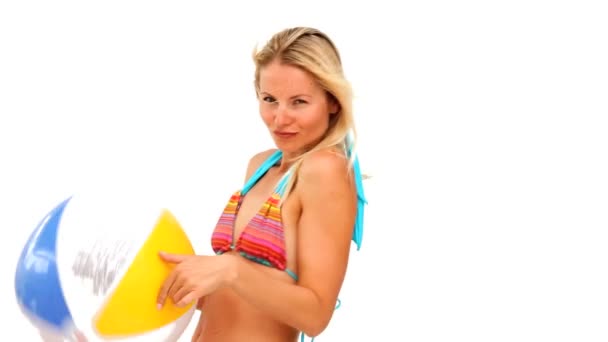 Милая женщина играет с пляжным мячом — стоковое видео