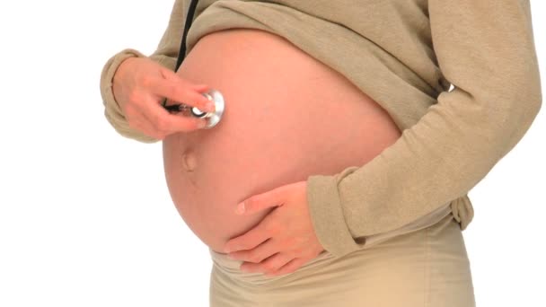 Słuchając jej brzuch kobiety w ciąży — Wideo stockowe