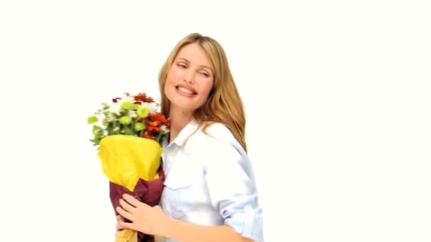 Casual ξανθιά γυναίκα μυρίζοντας μια δέσμη των λουλουδιών — Αρχείο Βίντεο