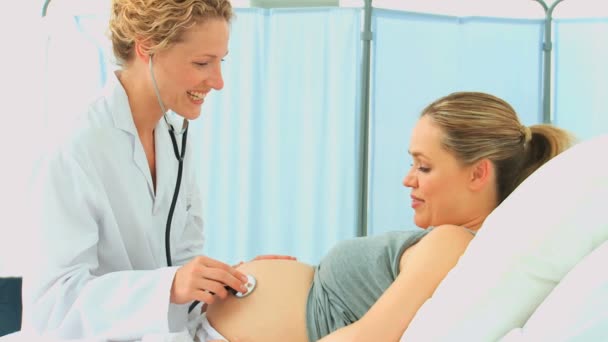 Nurse with a pregnant woman — Stock Video