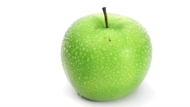 Manzana verde húmeda girando — Vídeos de Stock