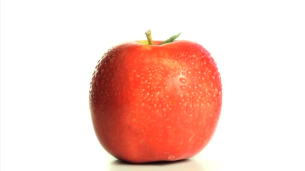 Manzana roja húmeda girando — Vídeos de Stock