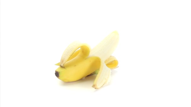 Mezza banana pelata rotante — Video Stock