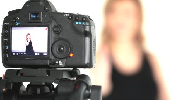金髪女性がポーズのショットを撮影カメラ — ストック動画