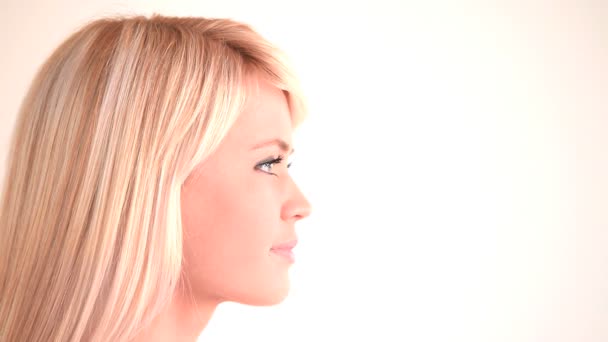 Přitažlivá blondýnka při pohledu do dálky — Stock video