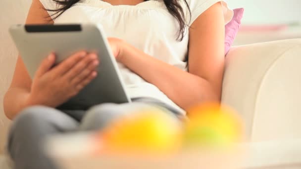 Mujer relajante con una tableta — Vídeo de stock