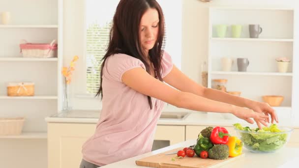 Mujer preparando una ensalada — Vídeos de Stock