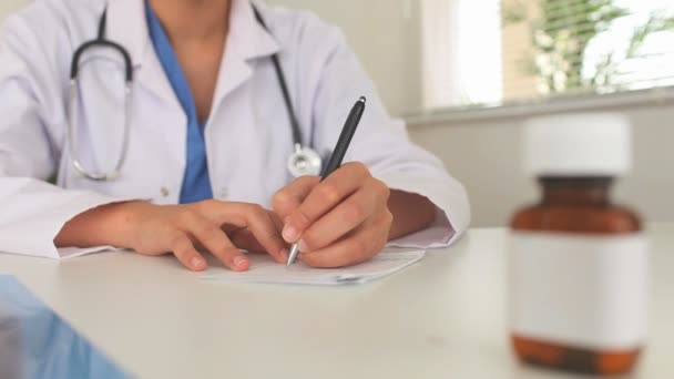 Jeune médecin rédigeant une ordonnance — Video