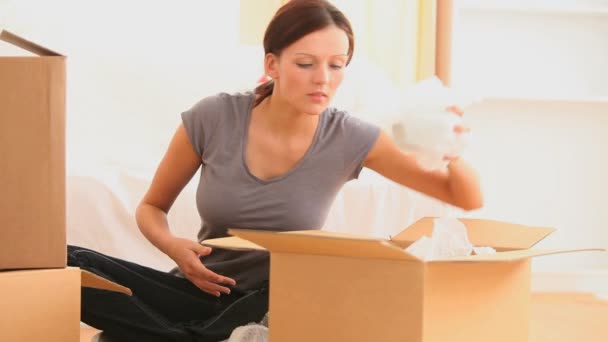 Woman preparing boxes to move out — Stock Video