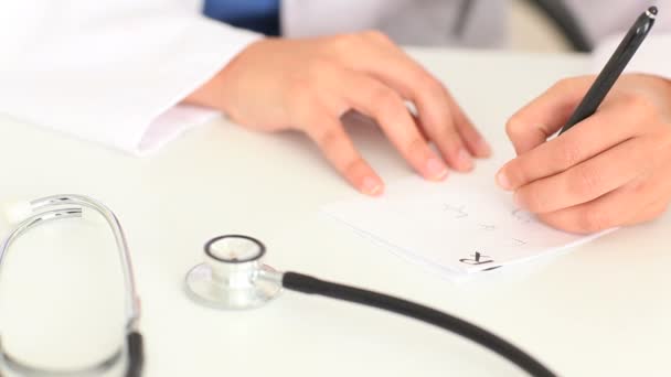 Mani femminili scrivere una prescrizione — Video Stock