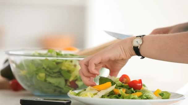 Mãos femininas preparando uma salada — Vídeo de Stock