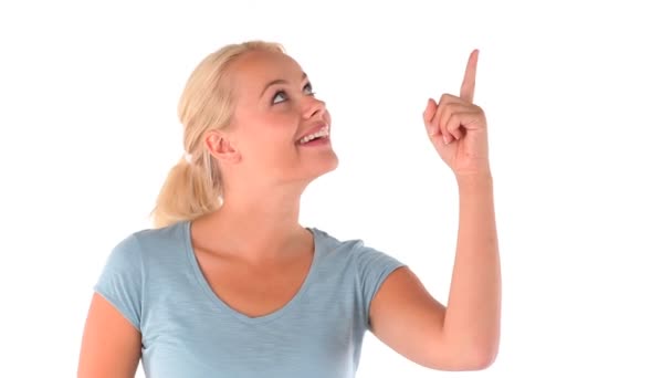 Blonde-haired kvinna som pekar fingret — Stockvideo