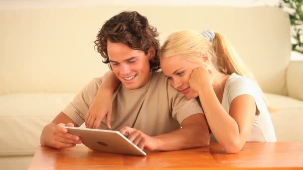 Casal usando um computador tablet — Vídeo de Stock