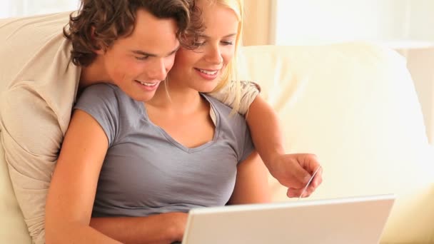 Esposo y esposa con un ordenador portátil — Vídeos de Stock
