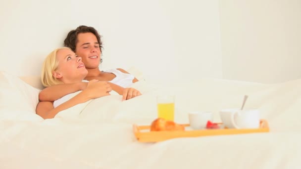 Coppia sdraiata a letto con colazione — Video Stock