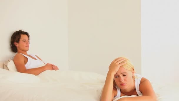 Несчастная пара лежит в постели — стоковое видео
