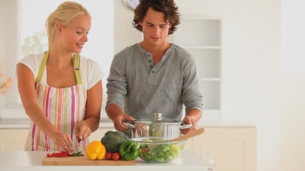 Pareja cocinando juntos — Vídeo de stock