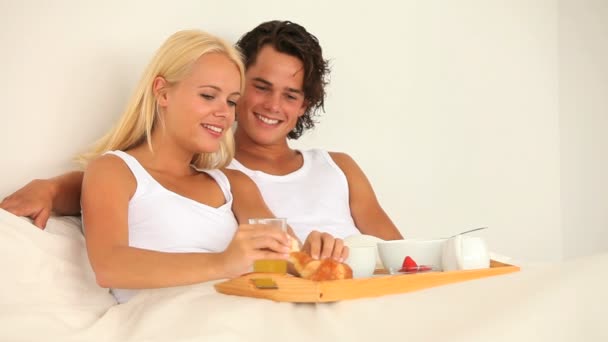 Paar genießt sein Frühstück im Bett — Stockvideo