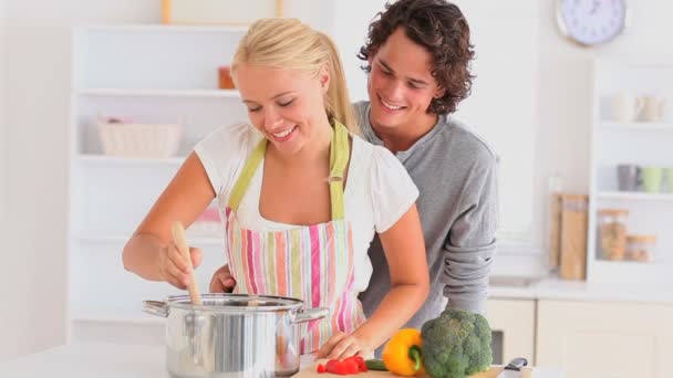 Pareja preparando su cena — Vídeos de Stock