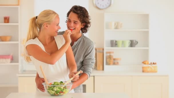 Glückliches Paar bereitet seinen Salat zu — Stockvideo