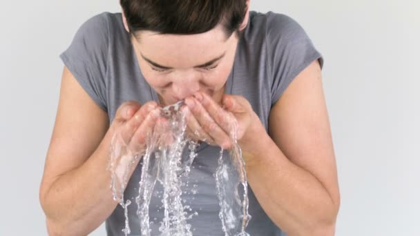 Frau wirft sich in Zeitlupe Wasser ins Gesicht — Stockvideo