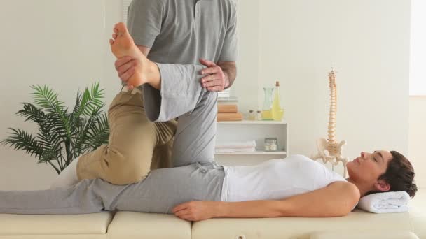 Chiropractor en vrouw doen speciale oefeningen — Stockvideo